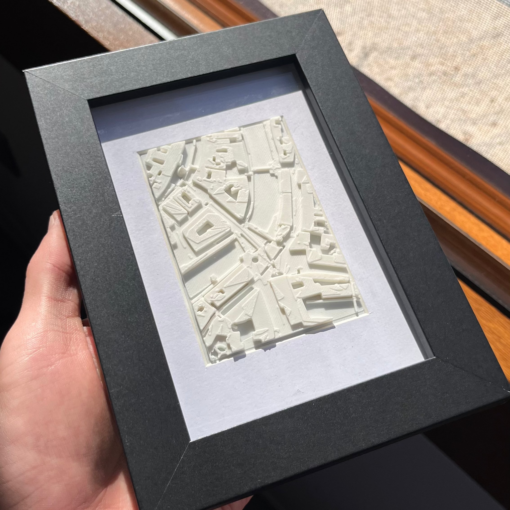 3D zemljevid z belim reliefom in črnim okvirjem