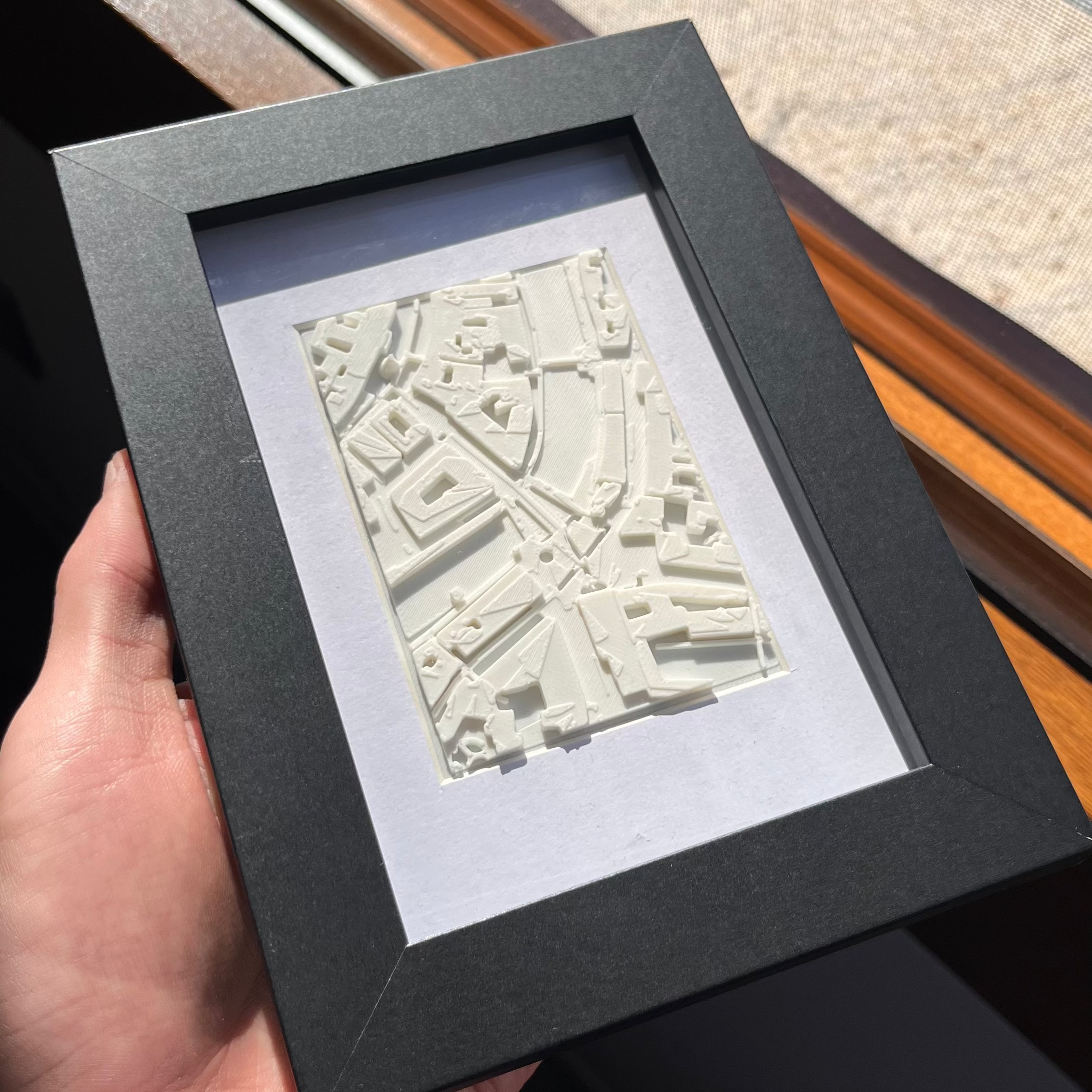 3D zemljevid z belim reliefom in črnim okvirjem