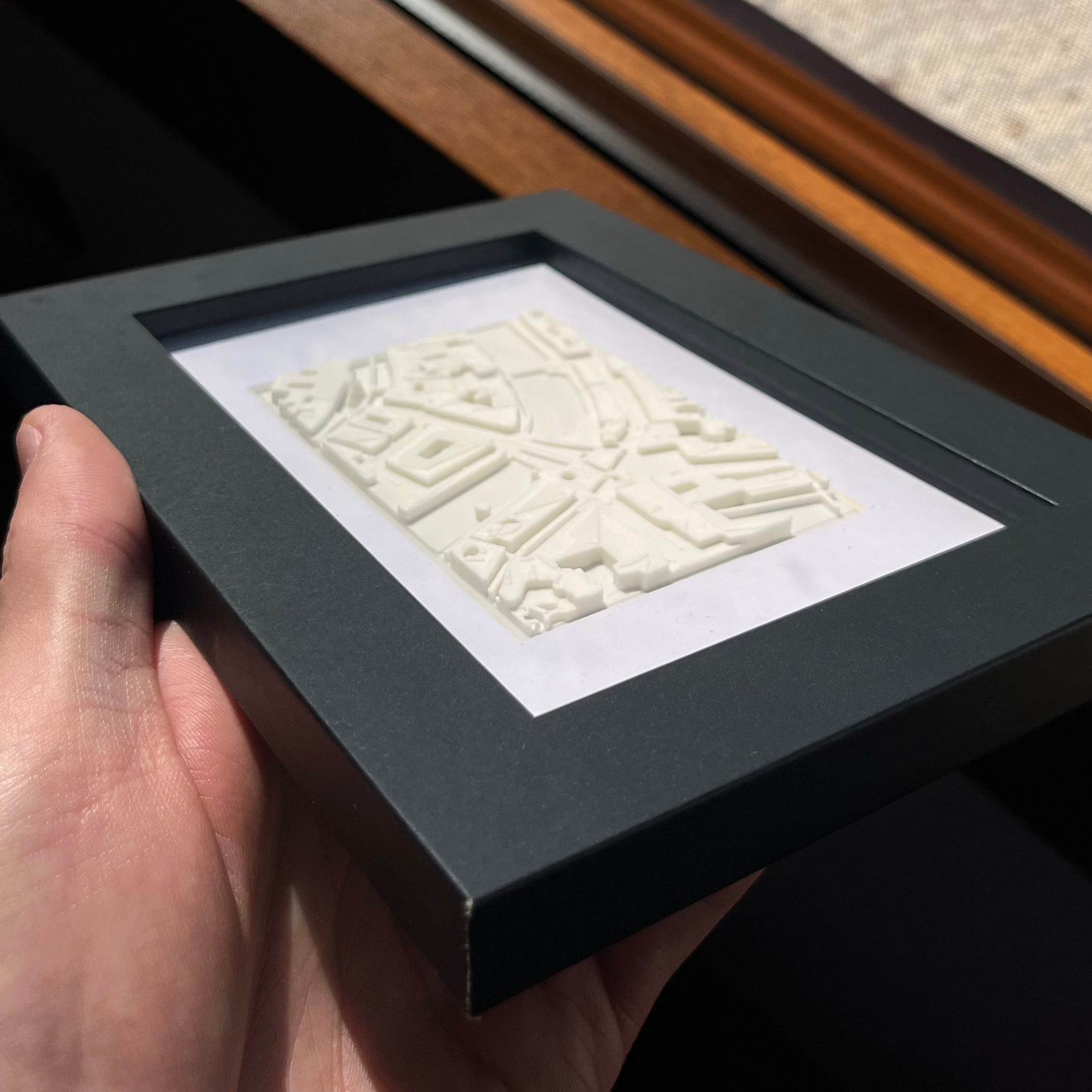 3D zemljevid z belim reliefom in črnim okvirjem