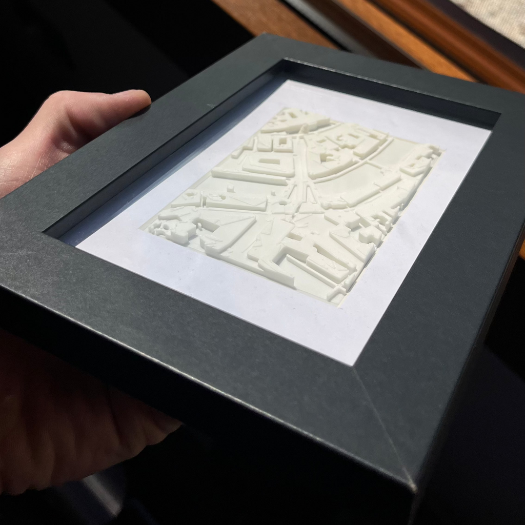 3D zemljevid z belim reliefom in črnim okvirjem