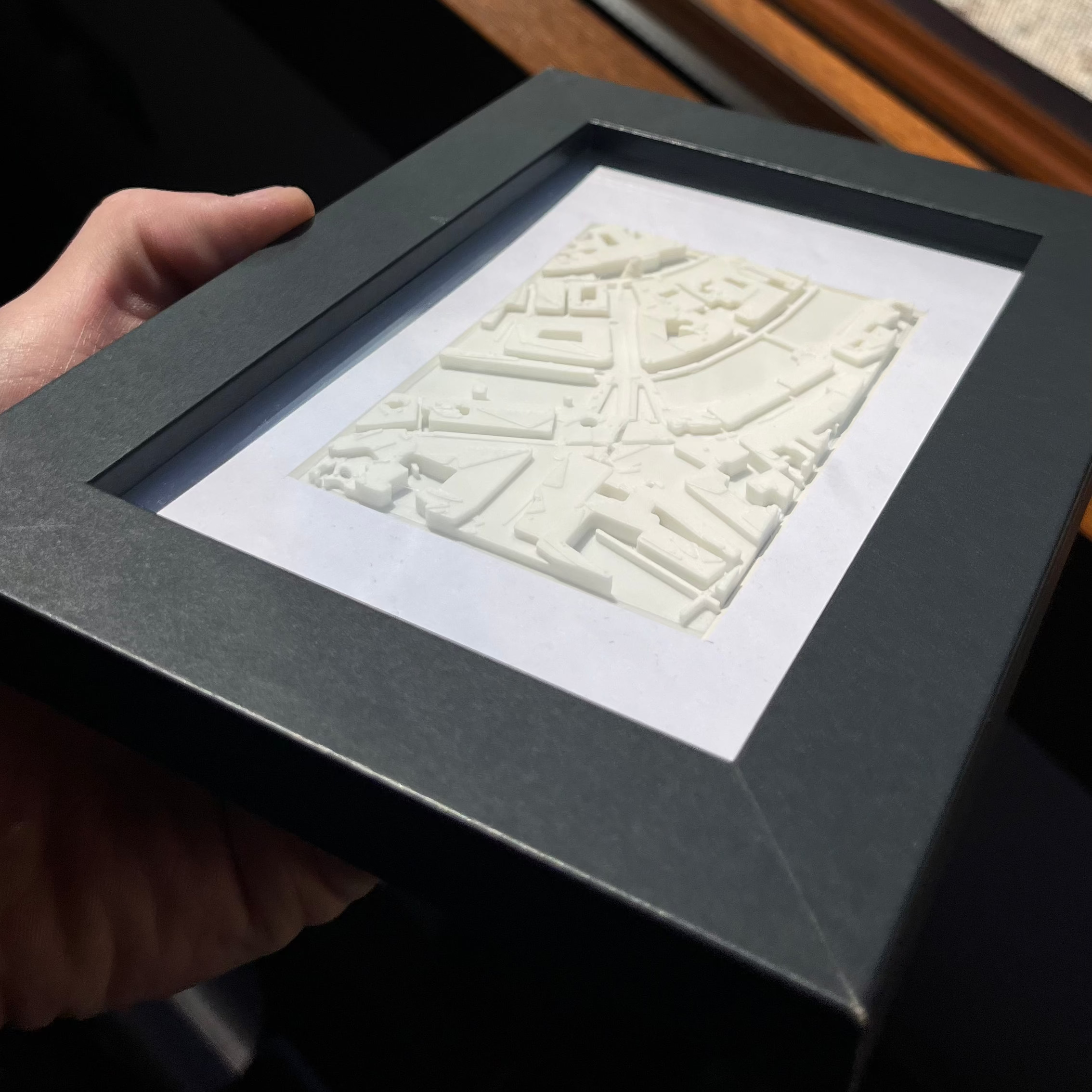 3D zemljevid z belim reliefom in črnim okvirjem