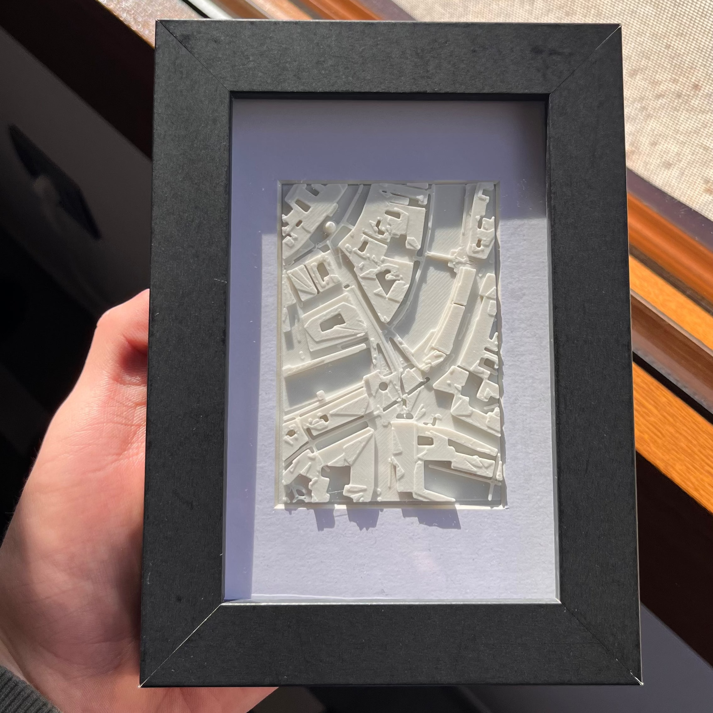 3D zemljevid z belim reliefom in črnim okvirjem