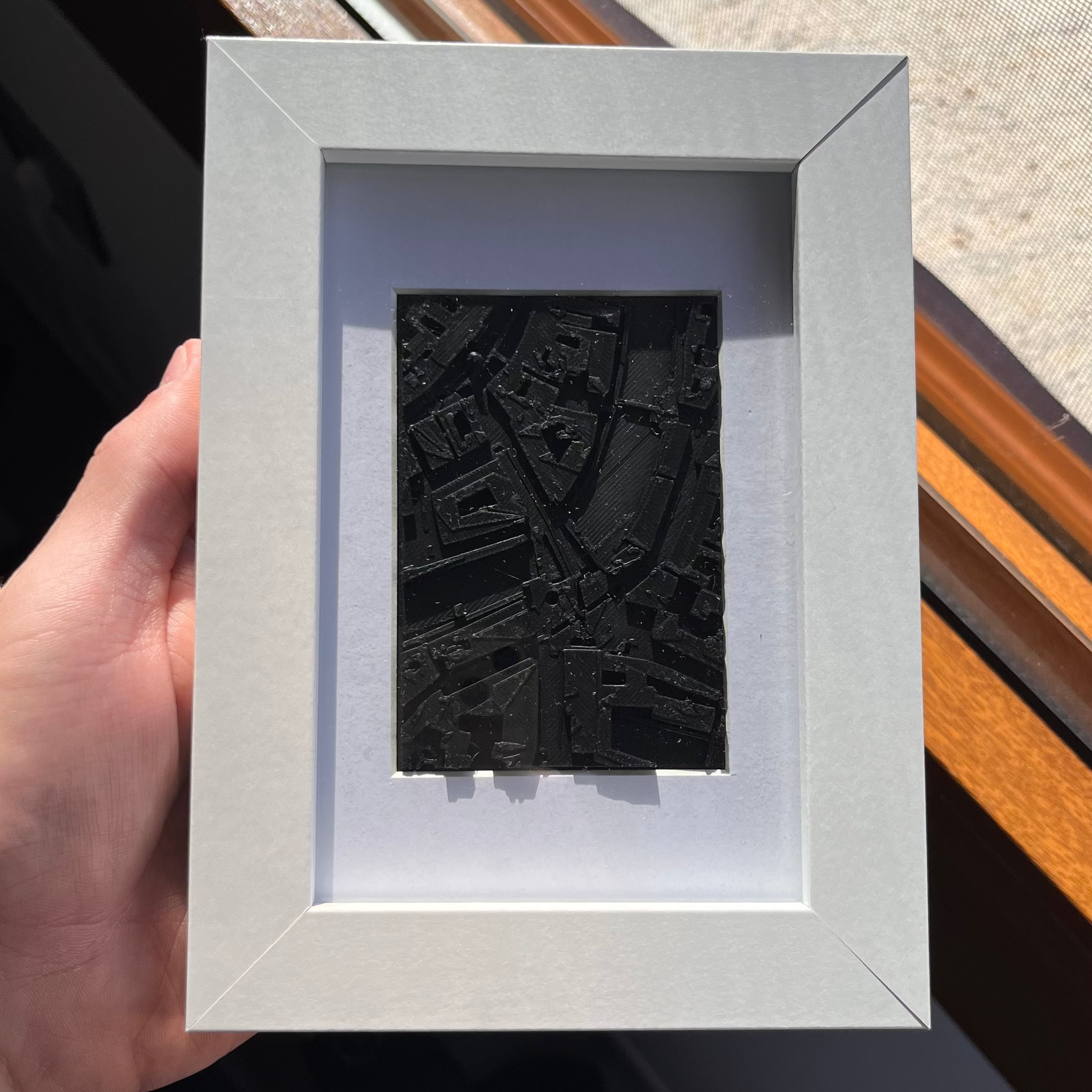 3D zemljevid s črnim reliefom in belim okvirjem