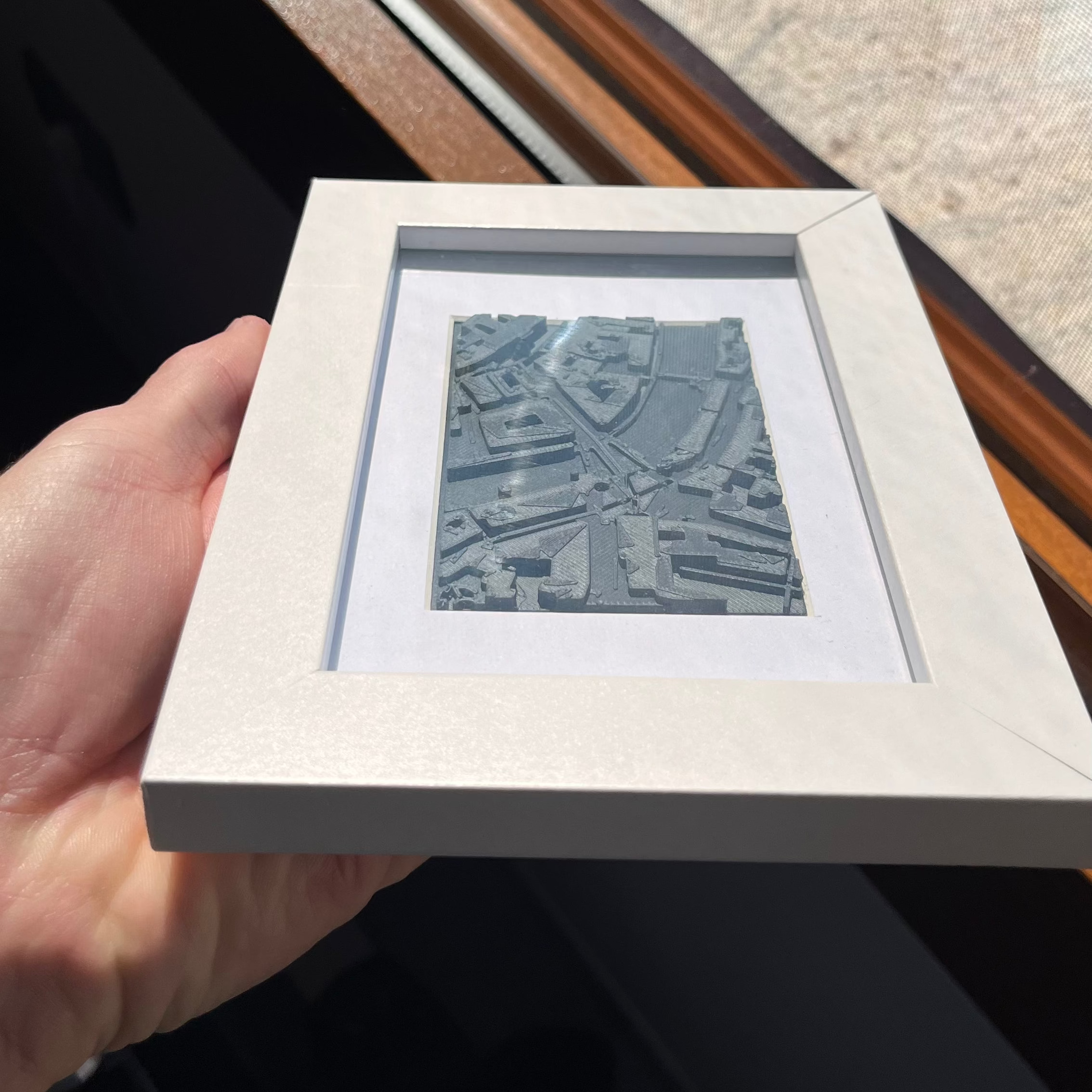 3D zemljevid s črnim reliefom in belim okvirjem