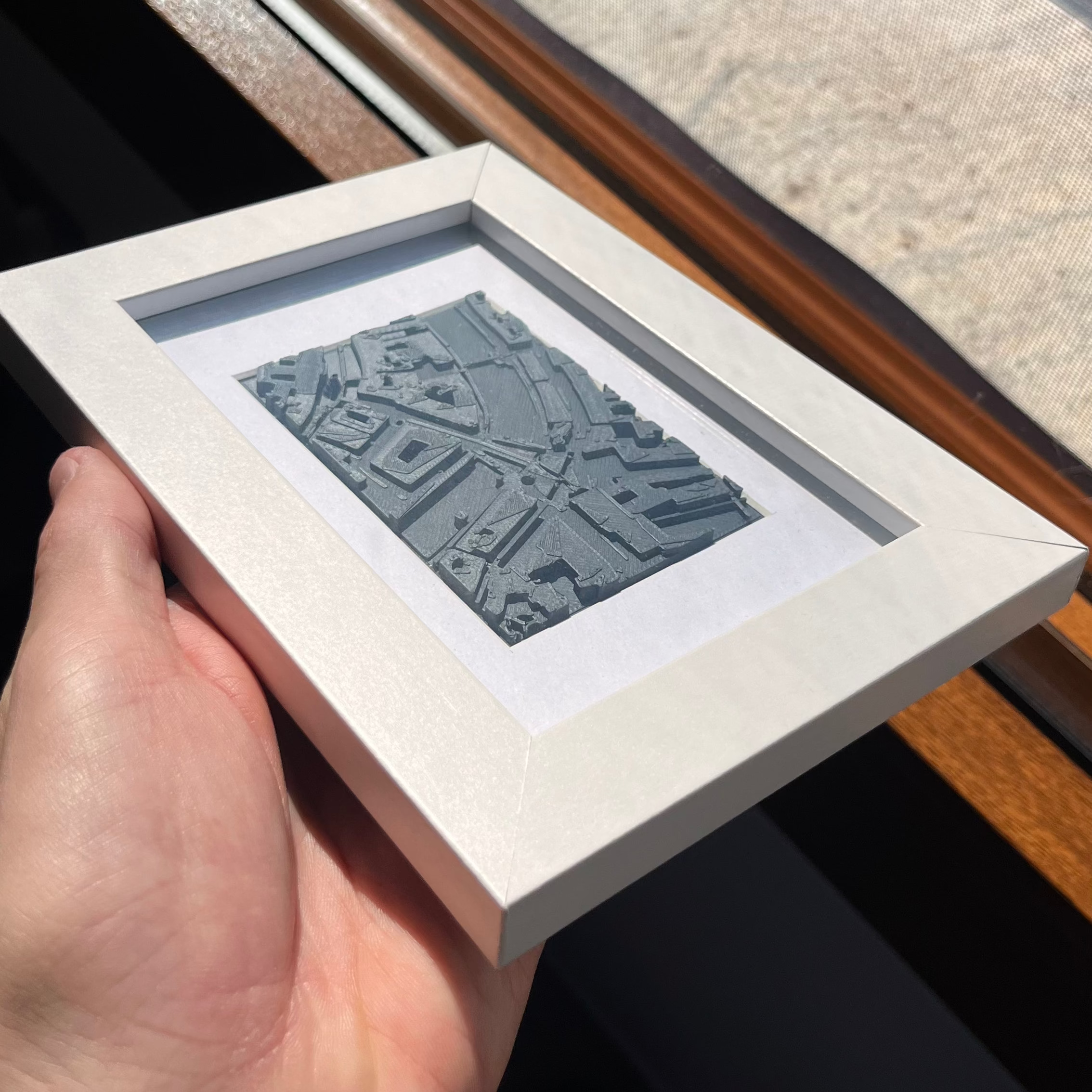 3D zemljevid s črnim reliefom in belim okvirjem